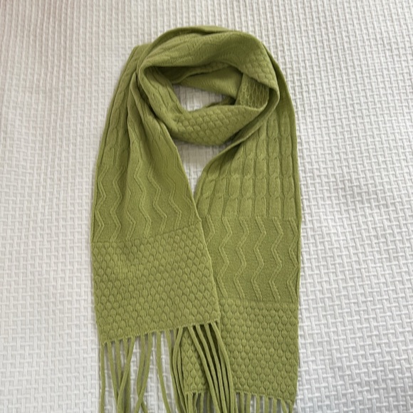 Green knit scarf with fringes. - Picture 3 of 3